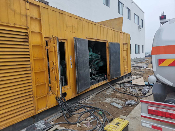 邻水如何在发电机出租合同中约定设备的维修和保养责任？